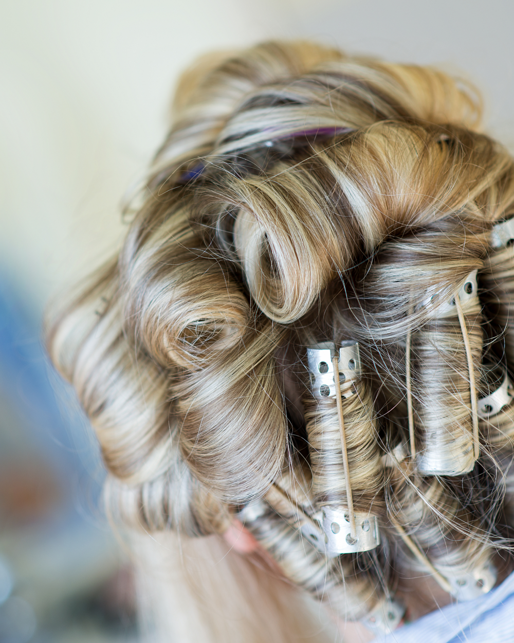 Blont hår upprullat inför styling