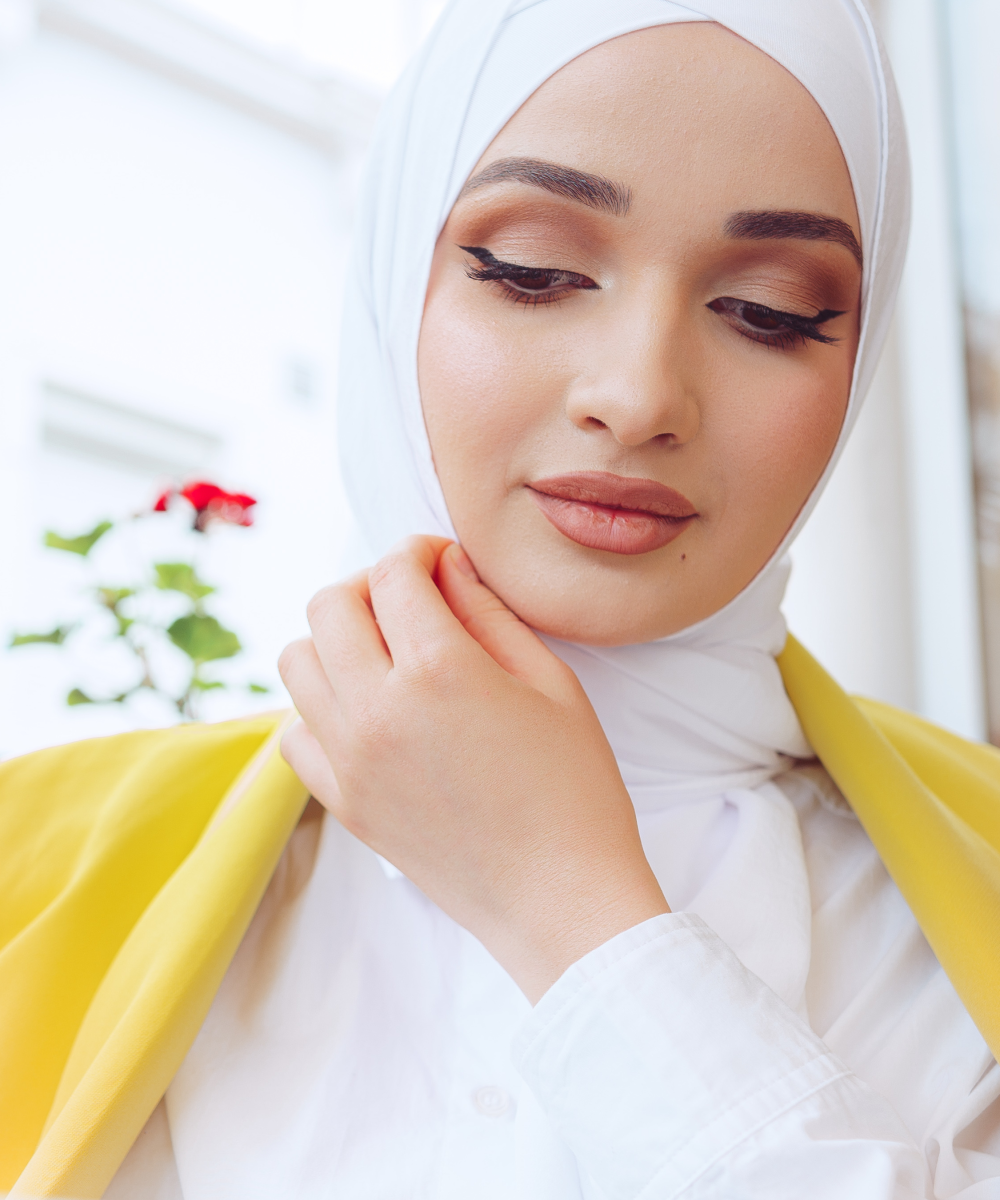 Kvinna med vit hijab